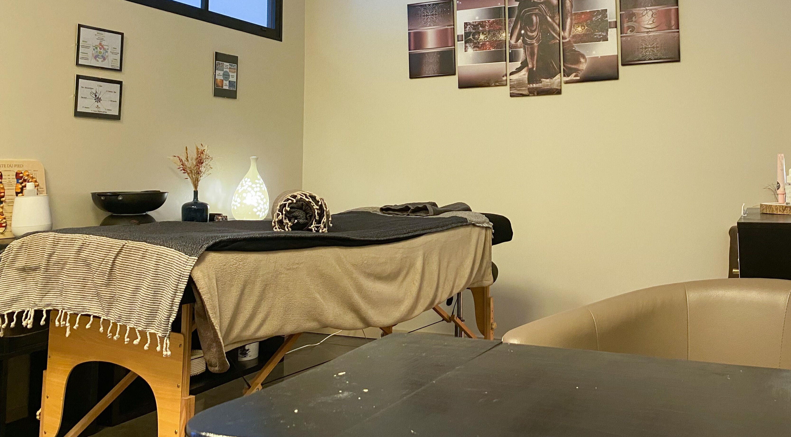 Salle de massage apaisante de Magali Pires à Nieul-sur-mer, Nouvelle-aquitaine, FR avec une table de massage.