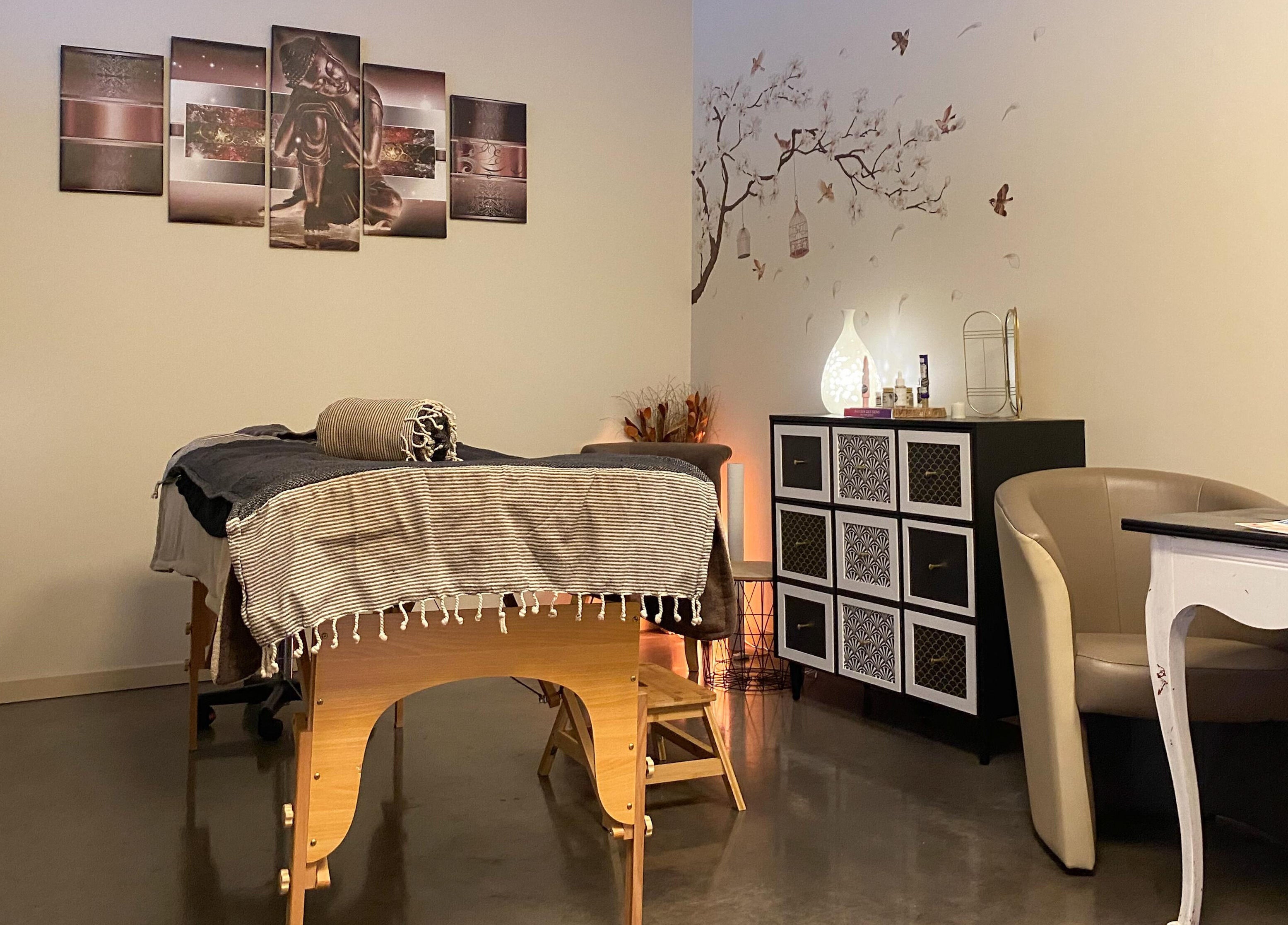 Salle de soins apaisante chez Magali Pires à Nieul-sur-mer, Nouvelle-aquitaine, FR, décorée d'art mural zen.