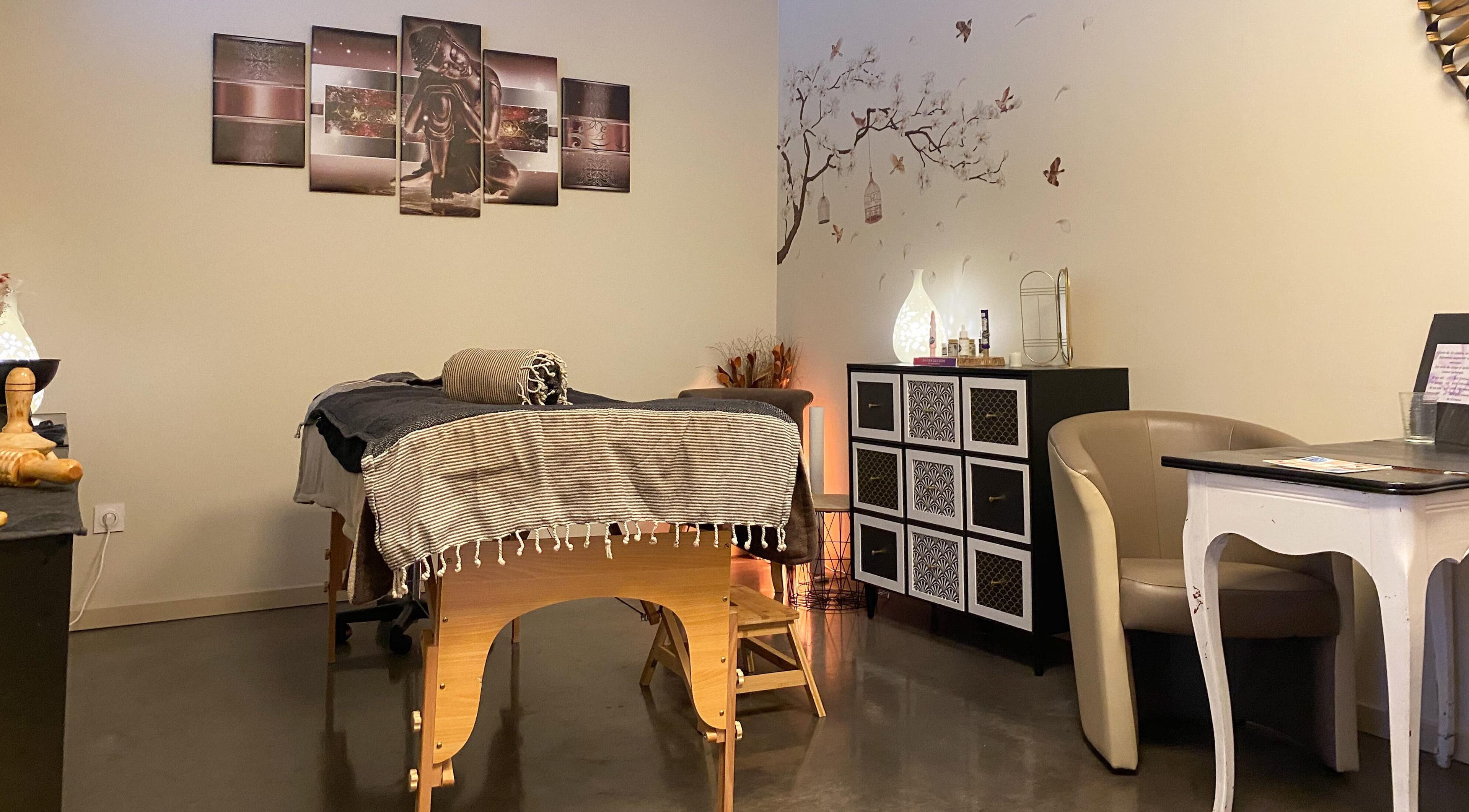 Salle de soins apaisante chez Magali Pires à Nieul-sur-mer, Nouvelle-aquitaine, FR, décorée d'art mural zen.