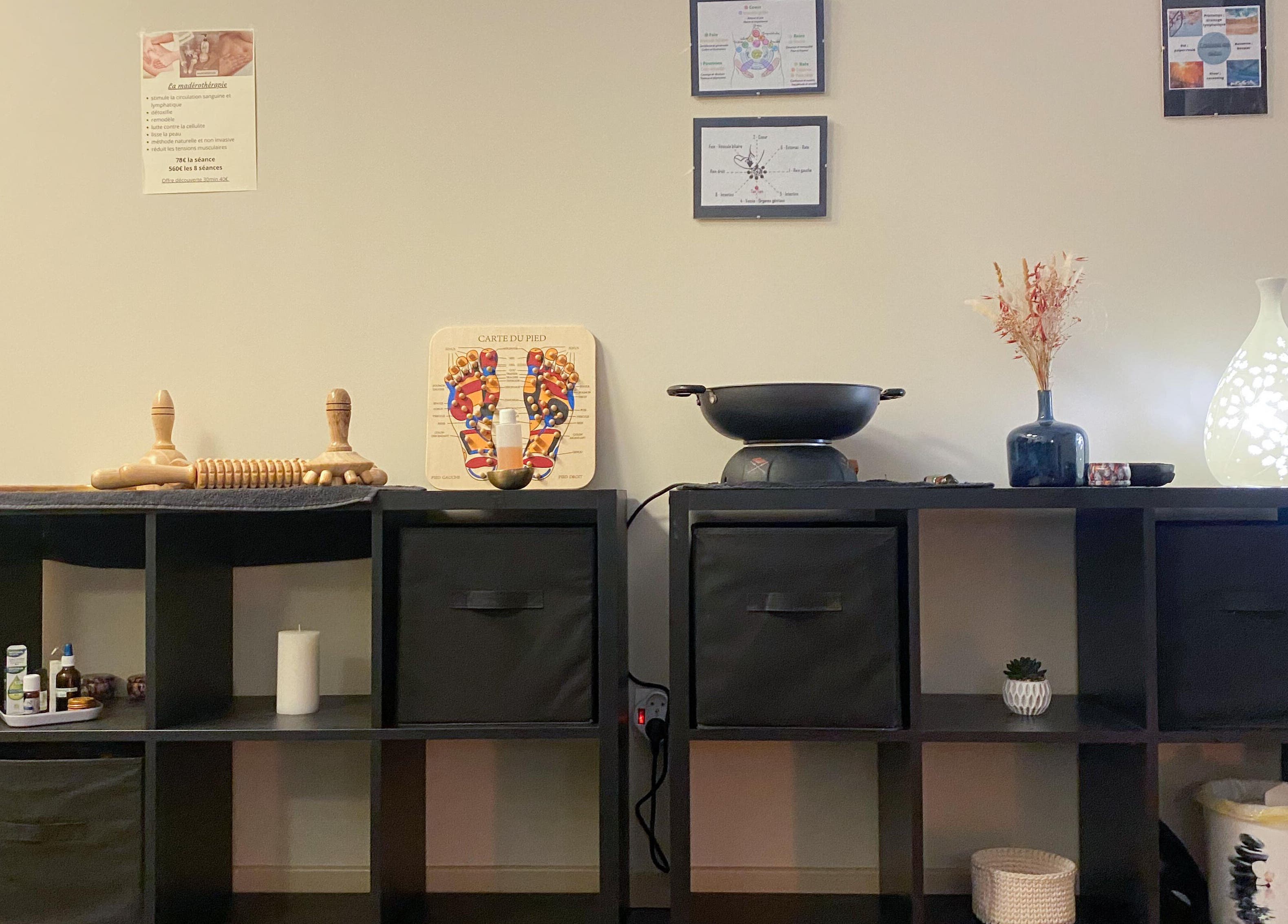 Intérieur accueillant de Magali Pires à Nieul-sur-mer, Nouvelle-Aquitaine, FR avec étagères et décoration.