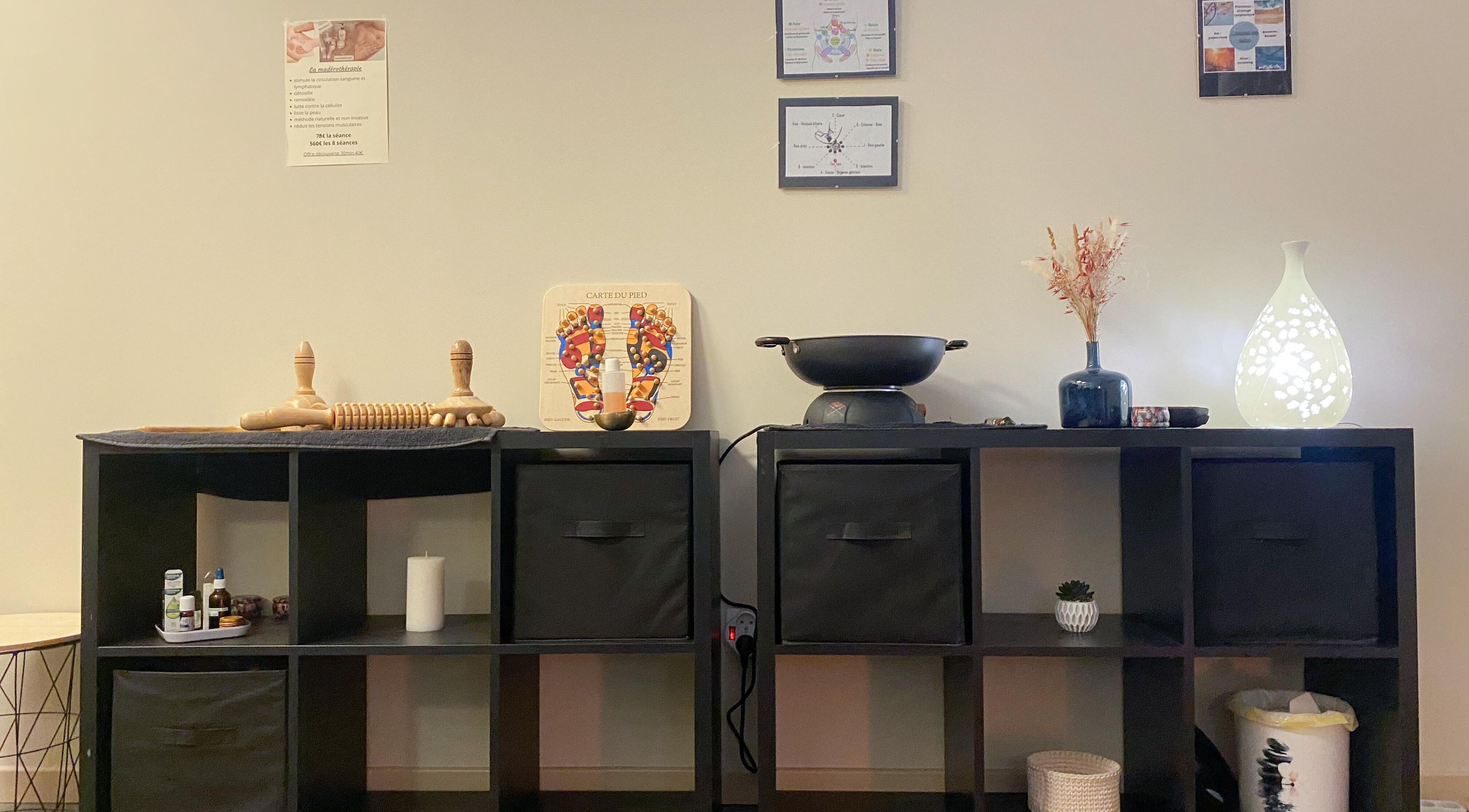 Intérieur accueillant de Magali Pires à Nieul-sur-mer, Nouvelle-Aquitaine, FR avec étagères et décoration.