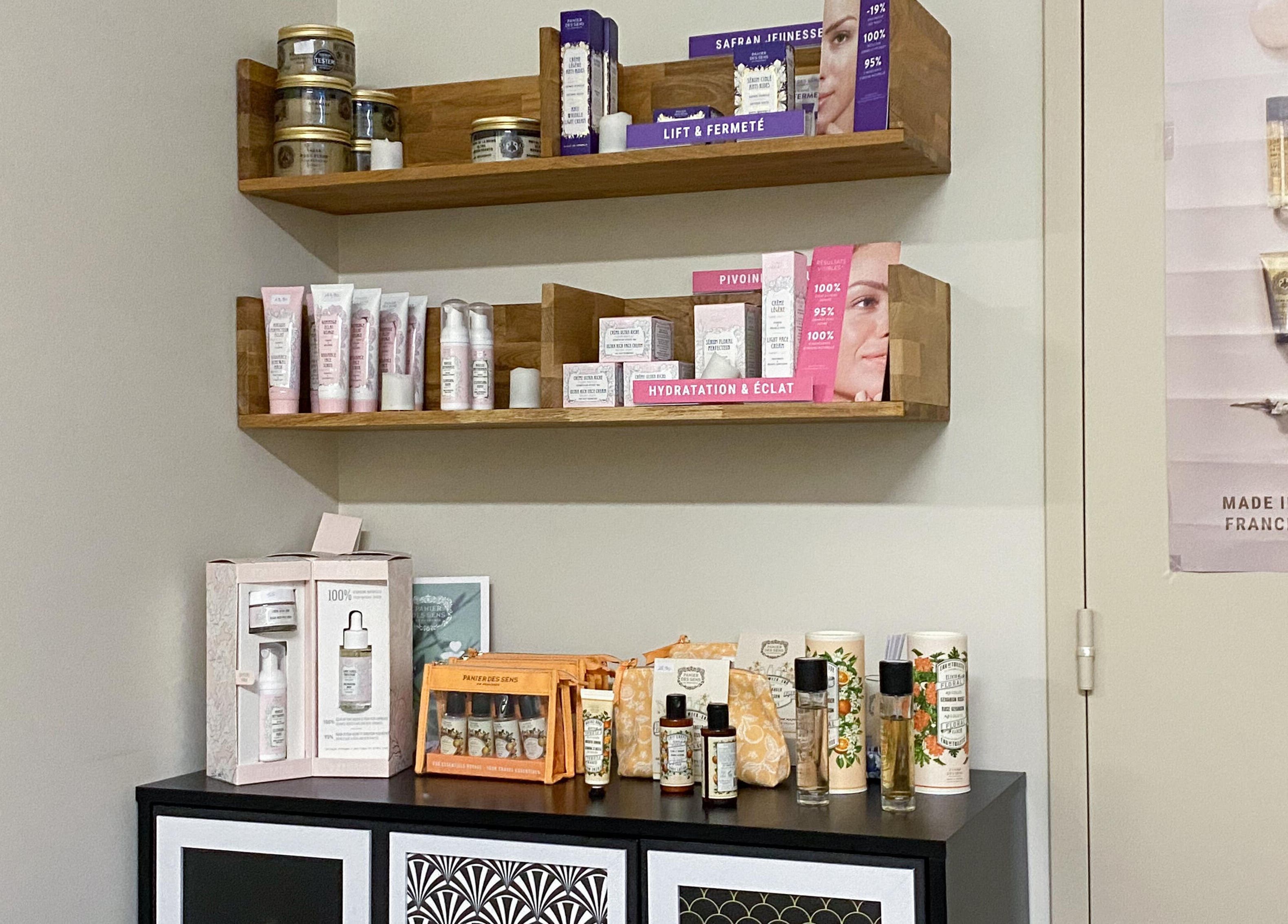 Produits de beauté chez Magali Pires, Nieul-sur-mer, Nouvelle-aquitaine, FR. Étagères en bois avec cosmétiques.