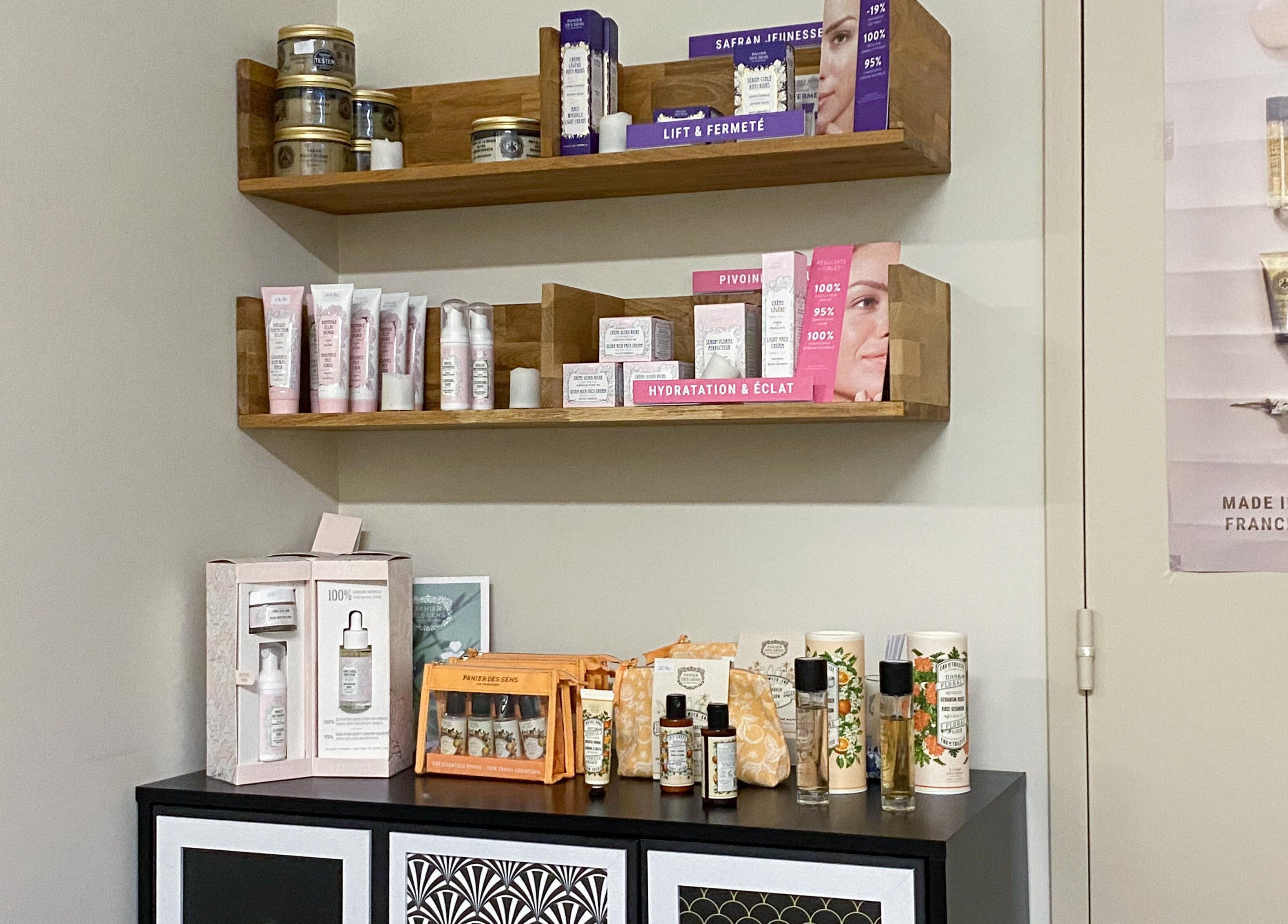 Produits de beauté chez Magali Pires, Nieul-sur-mer, Nouvelle-aquitaine, FR. Étagères en bois avec cosmétiques.