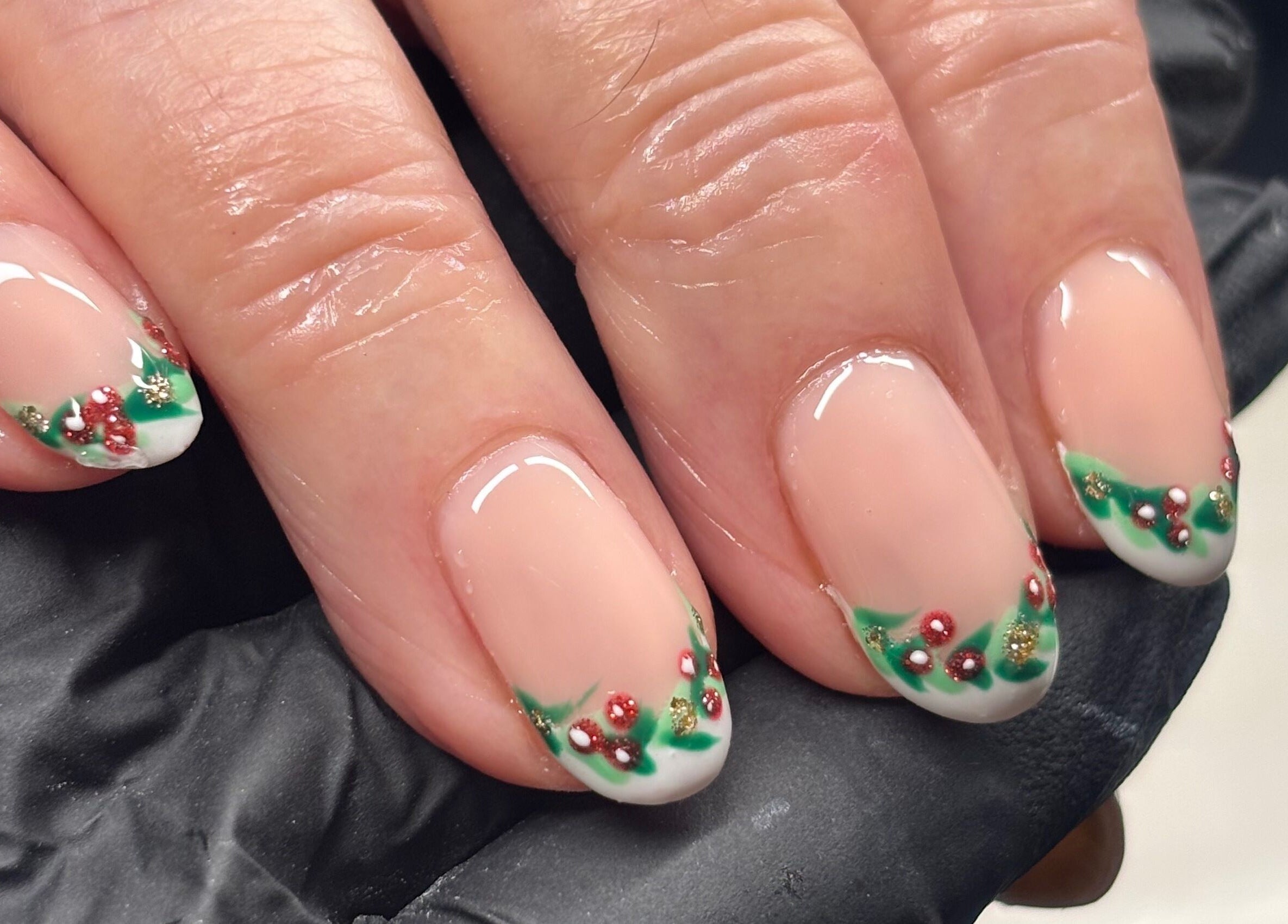 Elegant festive nail art by nailsbyeloise in Great Blakenham, England, GB with holly design.