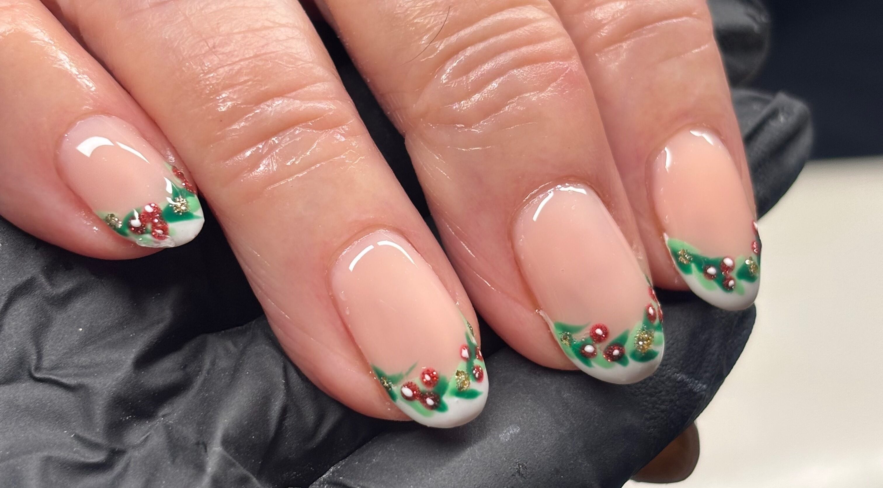 Elegant festive nail art by nailsbyeloise in Great Blakenham, England, GB with holly design.