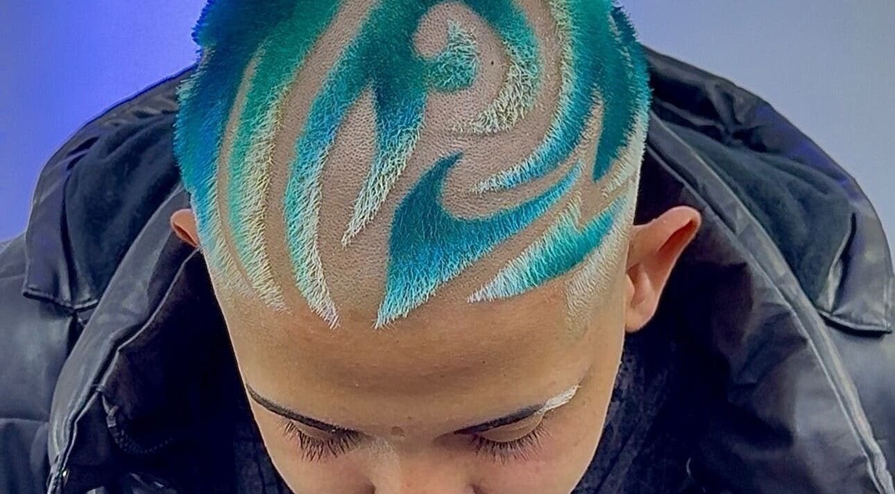 Diseño de cabello azul y blanco en Tom Cutuli, Avellaneda, Provincia De Buenos Aires, AR.