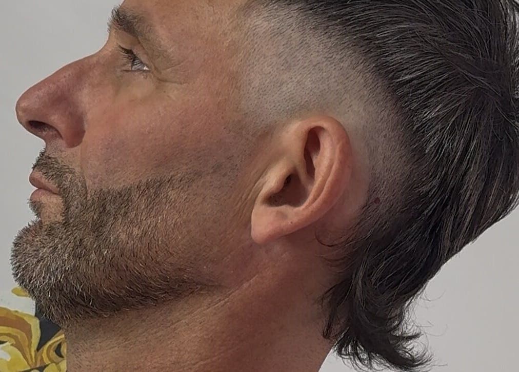 Perfil moderno de corte de cabello en Tom Cutuli, Avellaneda, Provincia De Buenos Aires, AR.