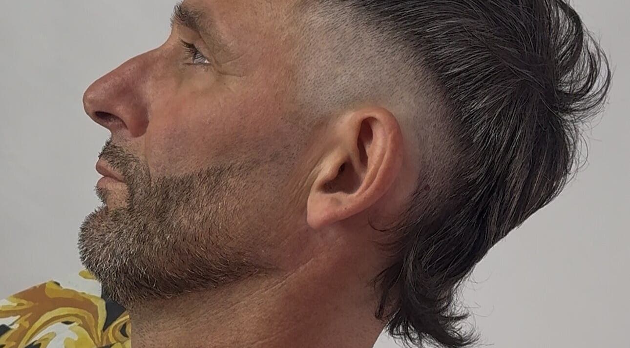 Perfil moderno de corte de cabello en Tom Cutuli, Avellaneda, Provincia De Buenos Aires, AR.