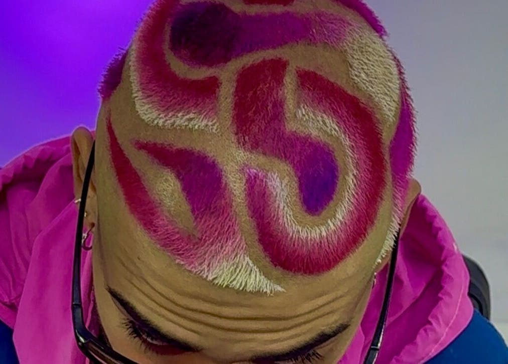 Peinado colorido con diseño artístico en Tom Cutuli, Avellaneda, Provincia De Buenos Aires, AR.