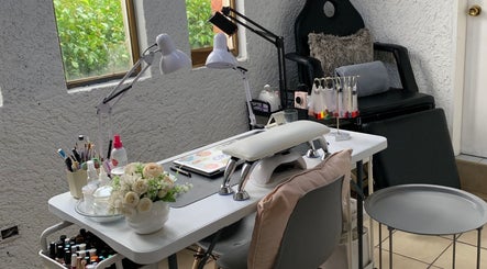 Mesa de manicura en Monzu Nail Studio, Irapuato, Guanajuato, MX, decorada con flores blancas.