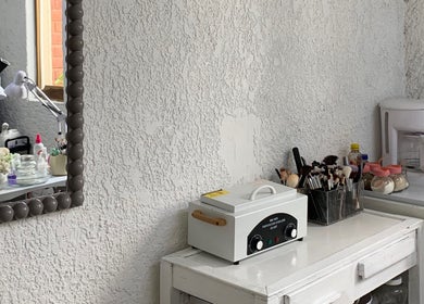 Rincón decorado en Monzu Nail Studio, Irapuato, Guanajuato, MX con herramientas de belleza.