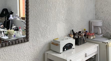 Rincón decorado en Monzu Nail Studio, Irapuato, Guanajuato, MX con herramientas de belleza.