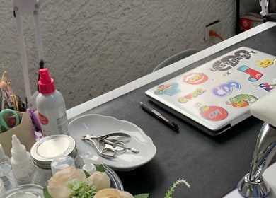 Estación de trabajo en Monzu Nail Studio, Irapuato, Guanajuato, MX, con herramientas para uñas decorativas.
