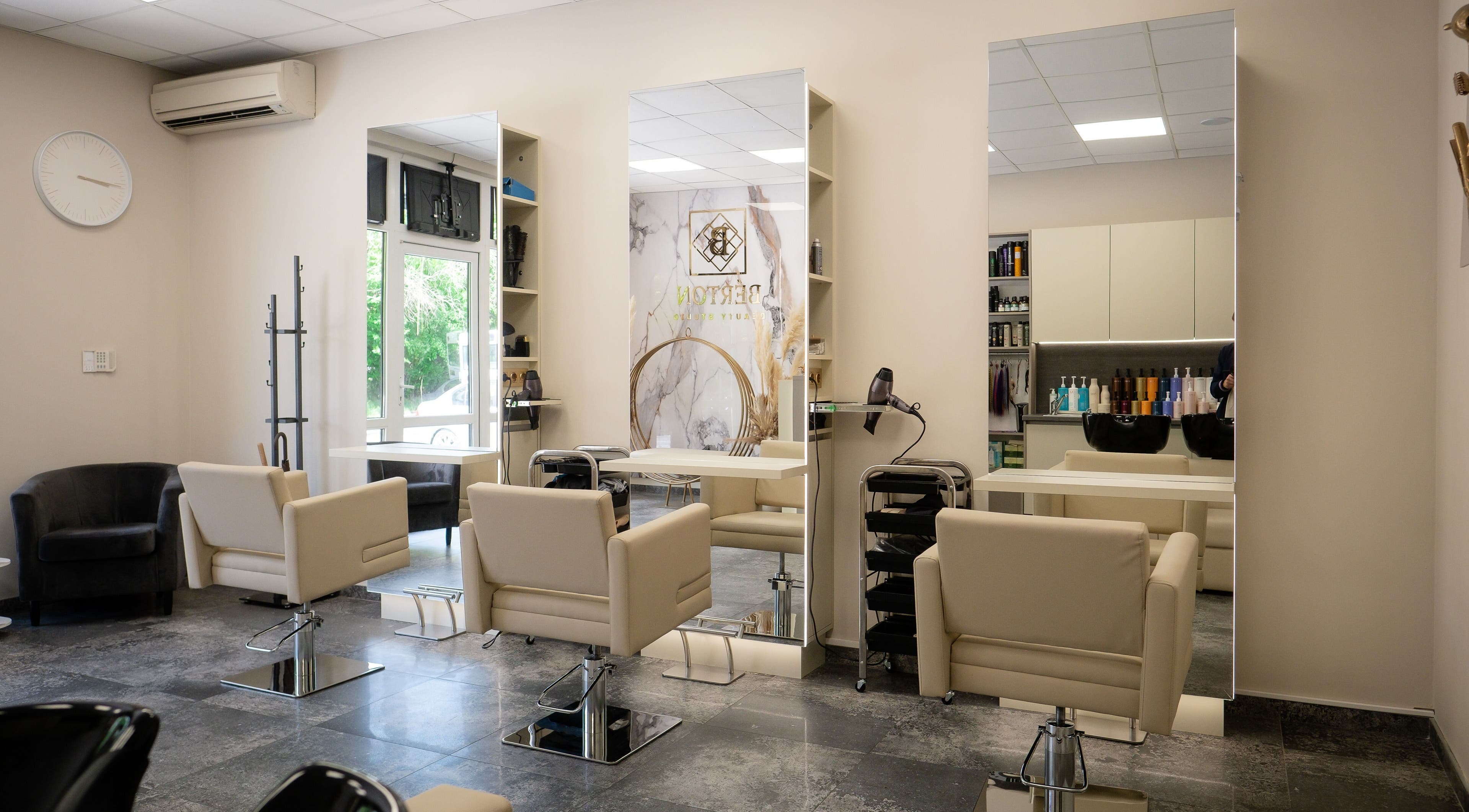 Интериор на Bèrtón Beauty Studio, Варна, България, BG, с модерни столове и огледала.
