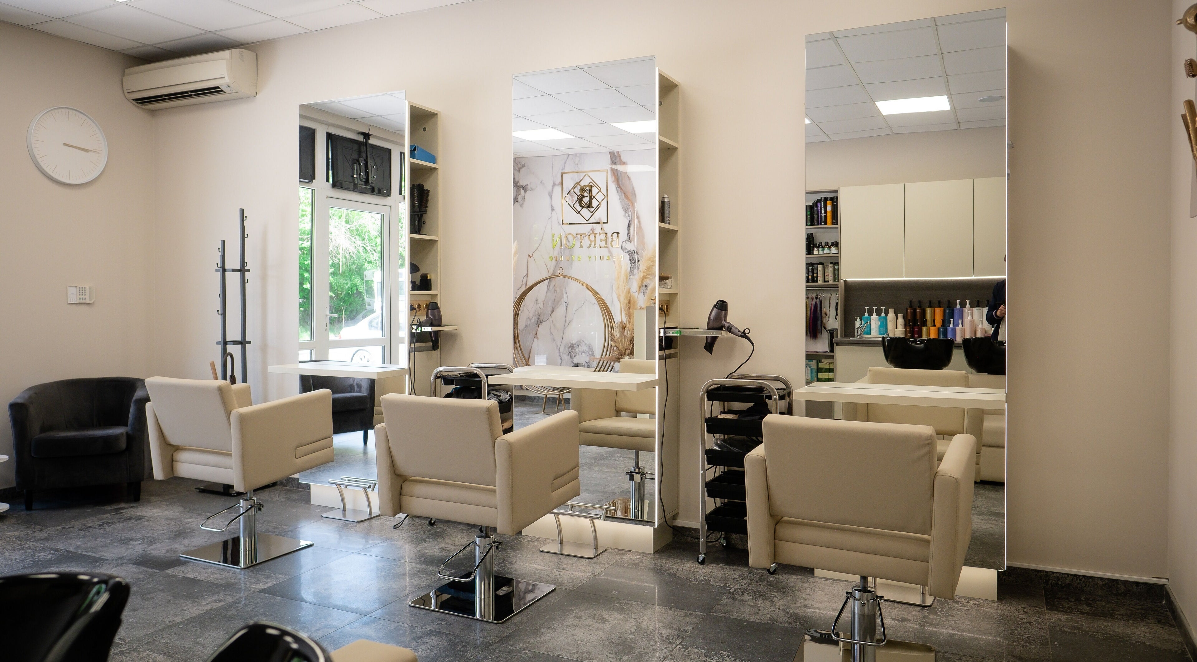 Интериор на Bèrtón Beauty Studio, Варна, България, BG, с модерни столове и огледала.