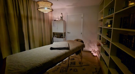 Rustgevende behandelkamer bij Levensrust, Kortrijk, Vlaams Gewest, BE met sfeervolle verlichting.