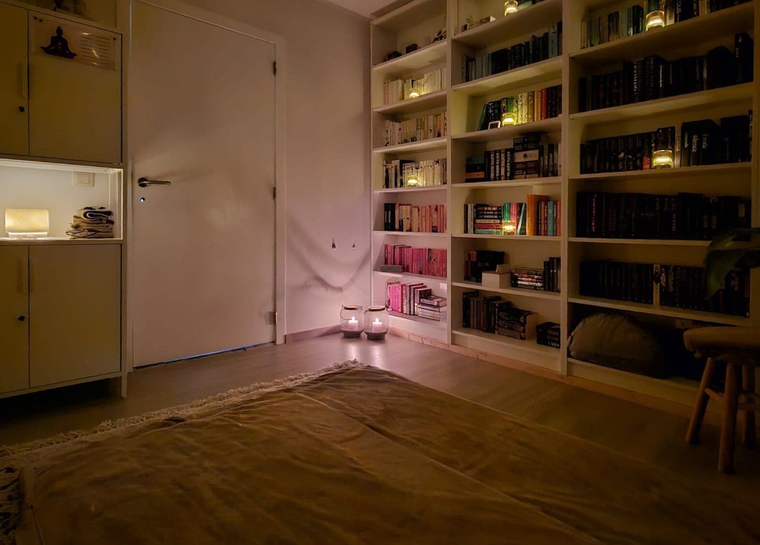 Gezellige leesruimte in Levensrust, Kortrijk, Vlaams Gewest, BE met sfeerverlichting en volle boekenkasten.