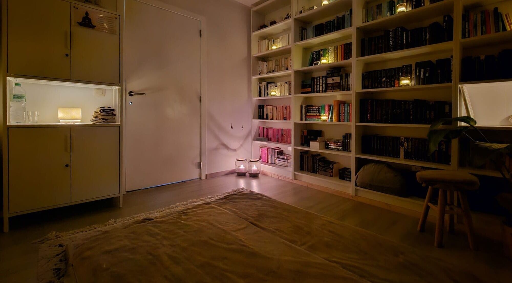 Gezellige leesruimte in Levensrust, Kortrijk, Vlaams Gewest, BE met sfeerverlichting en volle boekenkasten.