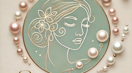 Diseño elegante de rostro femenino en SkinCare By Lizbeth, Loíza, PR, rodeado de perlas.