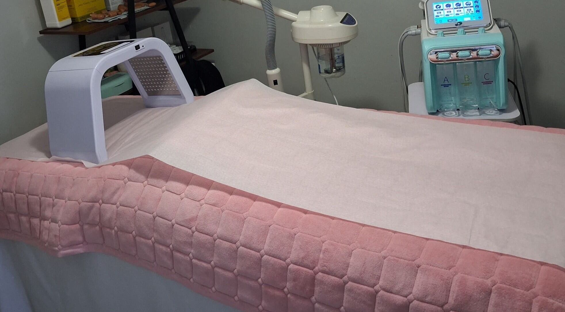 Cama de tratamiento en SkinCare By Lizbeth, Loíza, PR, equipada para experiencias de belleza únicas.