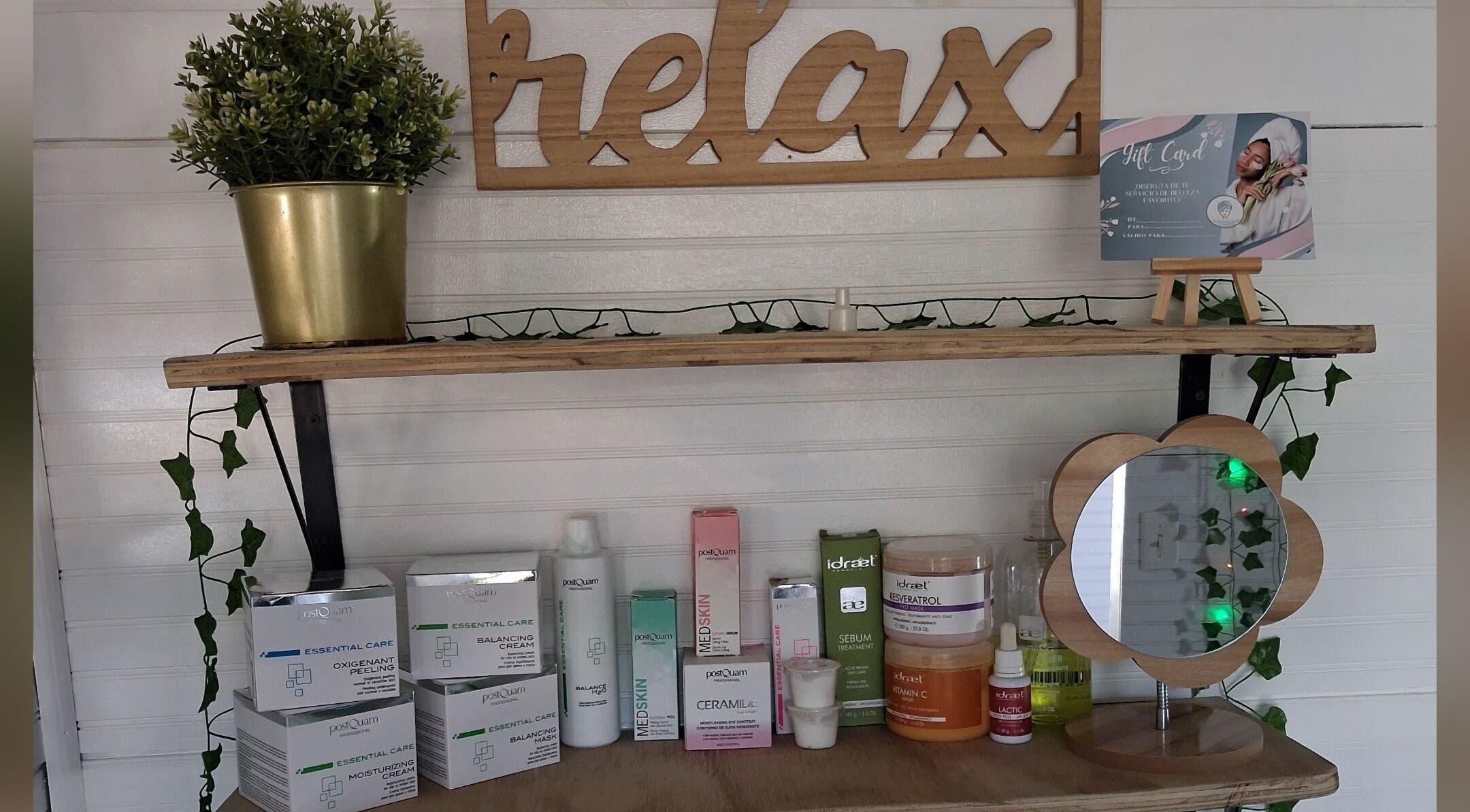 Estante con productos de belleza en SkinCare By Lizbeth, Loíza, PR. Decoraciones naturales y espejo con logo.