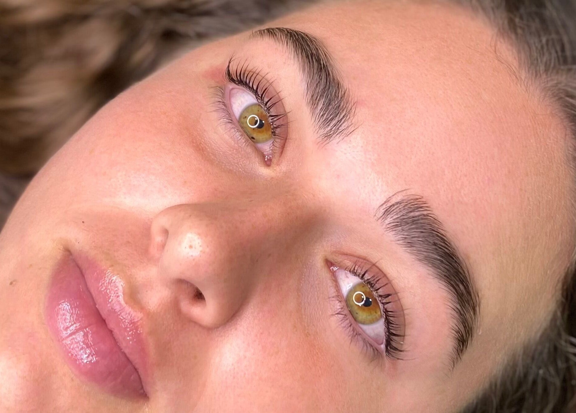 Ceja perfectamente estilizada en Pao Brows, Willemstad, Curaçao, CW. Belleza natural en su máximo esplendor.