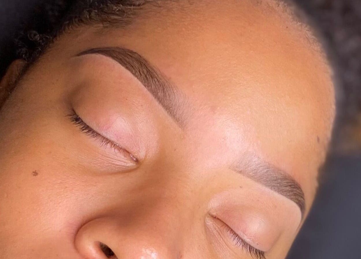 Cejas perfectamente esculpidas en Pao Brows, Willemstad, Curaçao, CW. Belleza y precisión únicas.