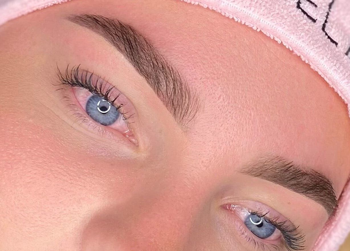 Cejas definidas en Pao Brows, Willemstad, Curaçao, CW. Optimización de belleza y estilo cuidado.