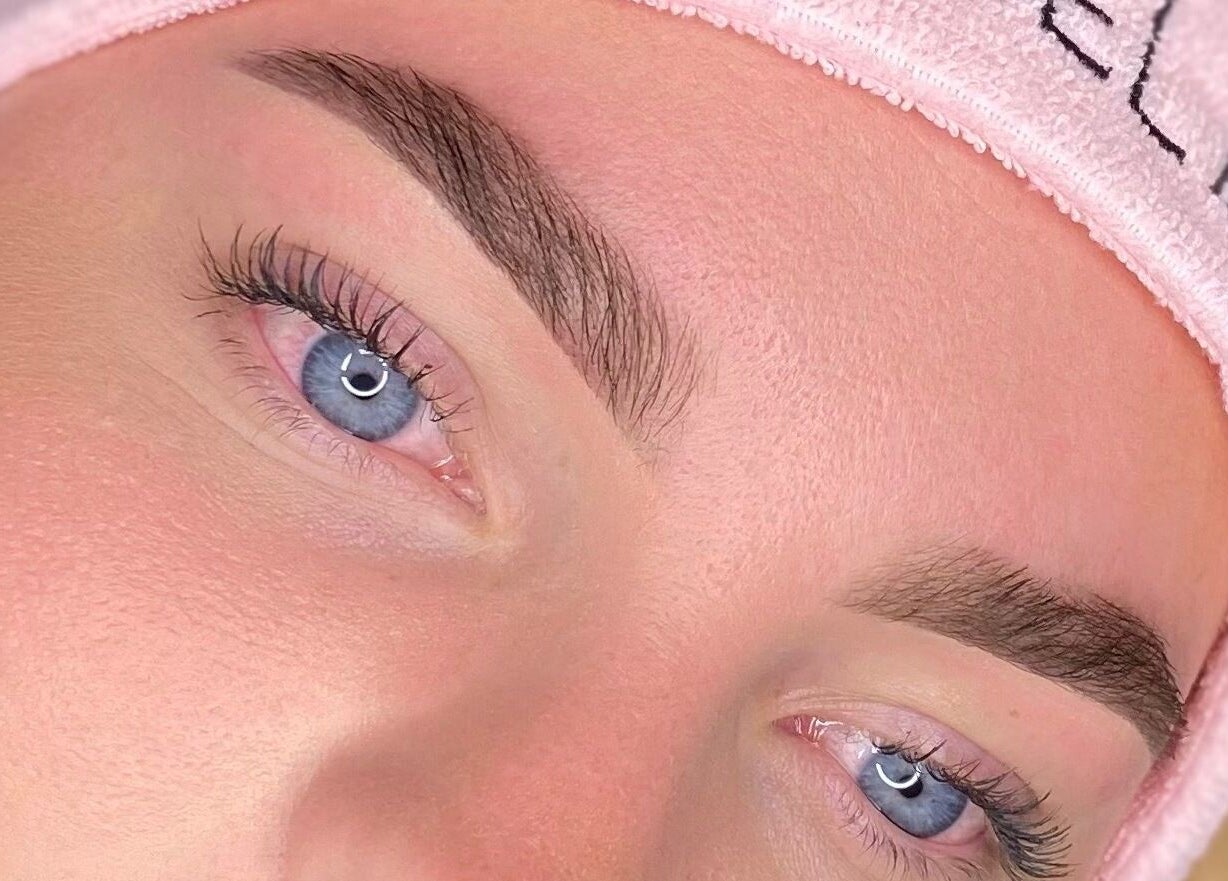 Cejas definidas en Pao Brows, Willemstad, Curaçao, CW. Optimización de belleza y estilo cuidado.