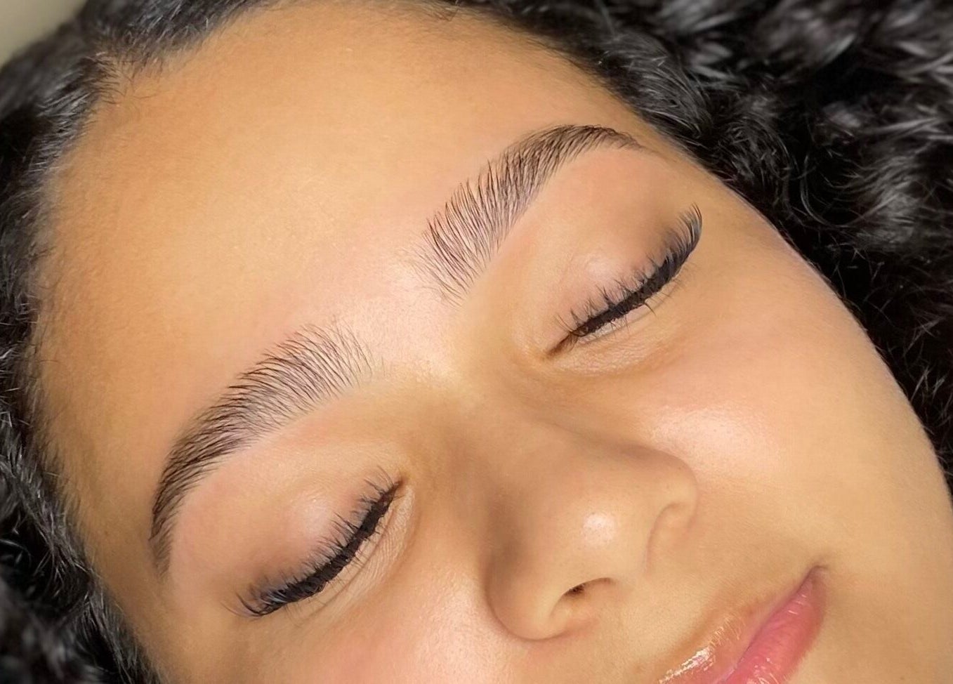 Cejas estilizadas profesionalmente en Pao Brows, Willemstad, Curaçao, CW para un acabado perfecto.