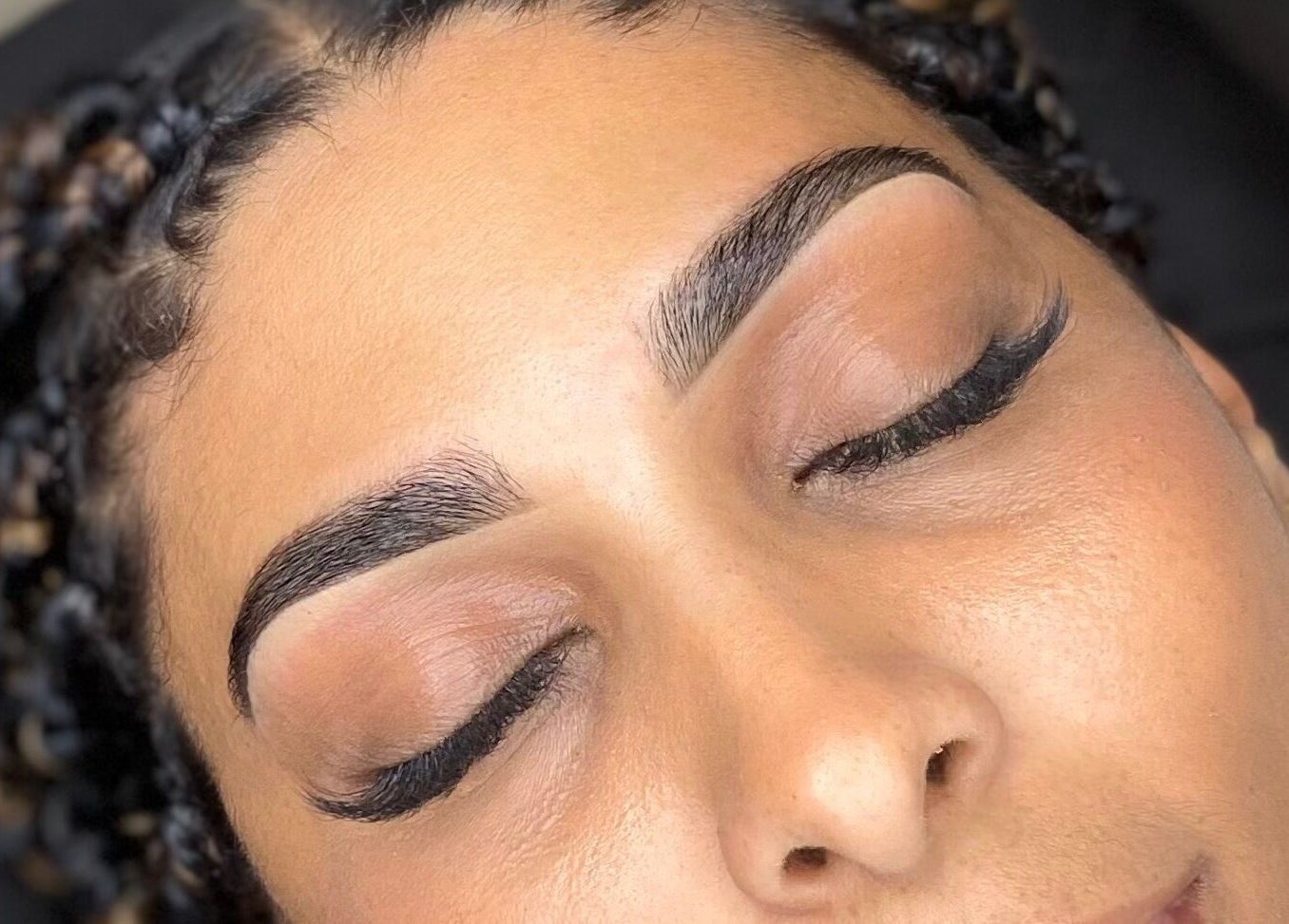 Cejas perfectamente perfiladas en Pao Brows, Willemstad, Curaçao, CW, mostrando arte en diseño.