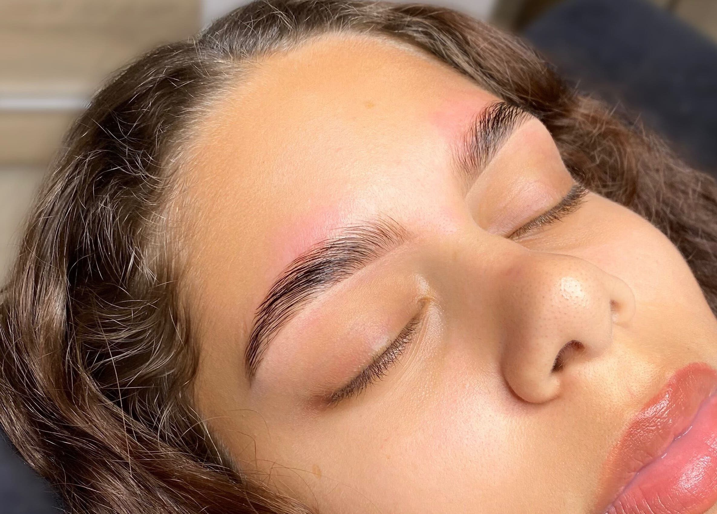 Cejas impecables tras tratamiento en Pao Brows, Willemstad, Curaçao, CW. Belleza y bienestar excepcionales.