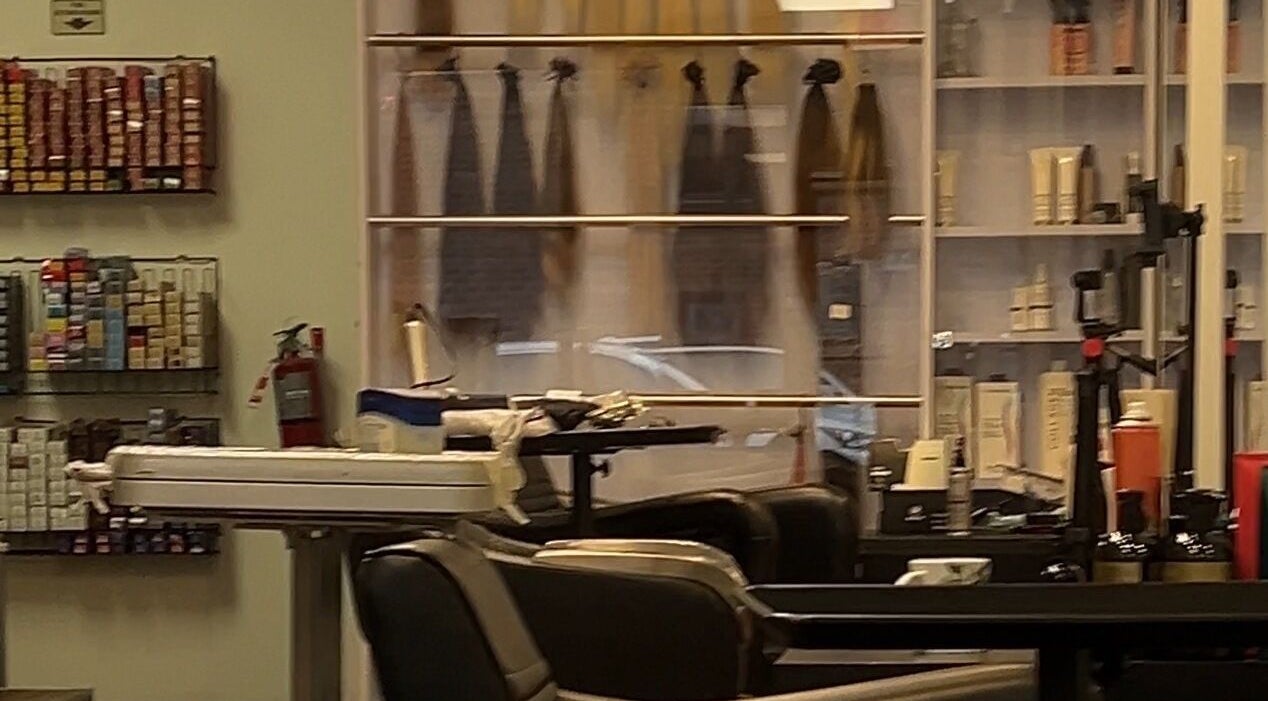 Интерьер Irishka Hairdresser Brooklyn, Нью-Йорк, с продуктами и оборудованием для стрижки.