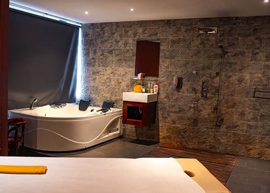 Luxurious spa room at Pure Vietnam Beauty and Spa, Thành phố Nha Trang, Khánh Hòa, VN with jacuzzi and modern design.