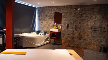 Luxurious spa room at Pure Vietnam Beauty and Spa, Thành phố Nha Trang, Khánh Hòa, VN with jacuzzi and modern design.