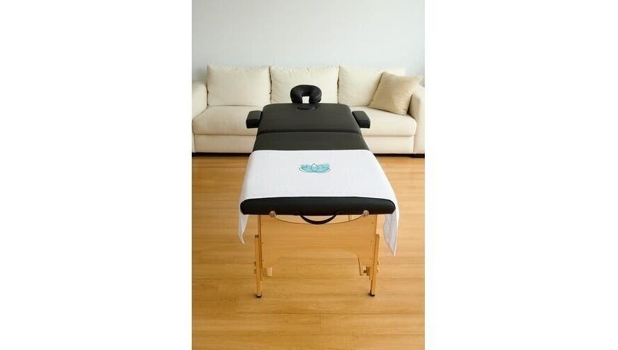 Mesa de masaje en Le Moment, Antioquia, Antioquia, CO. Ambiente relajante para tratamientos de bienestar.