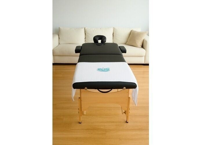 Mesa de masaje en Le Moment, Antioquia, Antioquia, CO. Ambiente relajante para tratamientos de bienestar.