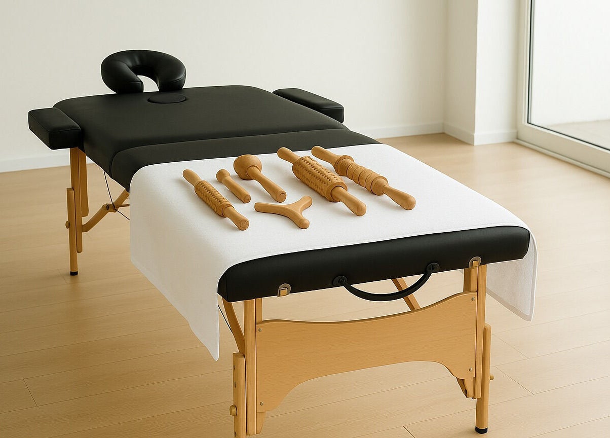 Mesa de masajes con herramientas de madera en Le Moment, Antioquia, Antioquia, CO.