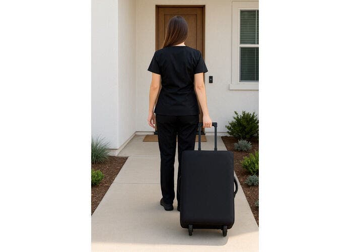 Profesional de belleza llegando a Le Moment, Antioquia, Antioquia, CO con equipaje.