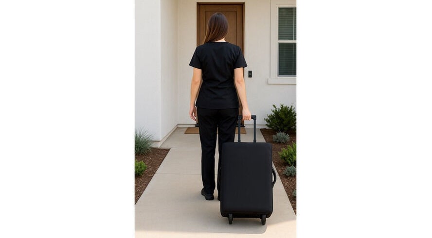 Profesional de belleza llegando a Le Moment, Antioquia, Antioquia, CO con equipaje.