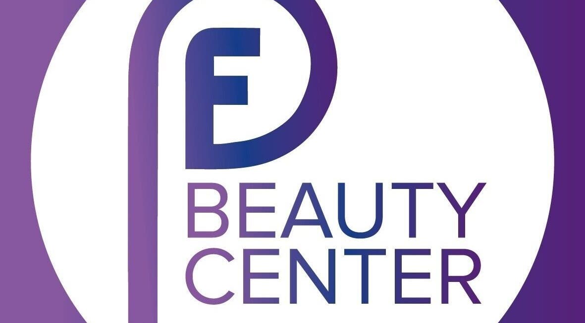 Logotipo distintivo de PF Center en Málaga, Andalucía, ES, con diseño elegante y moderno.
