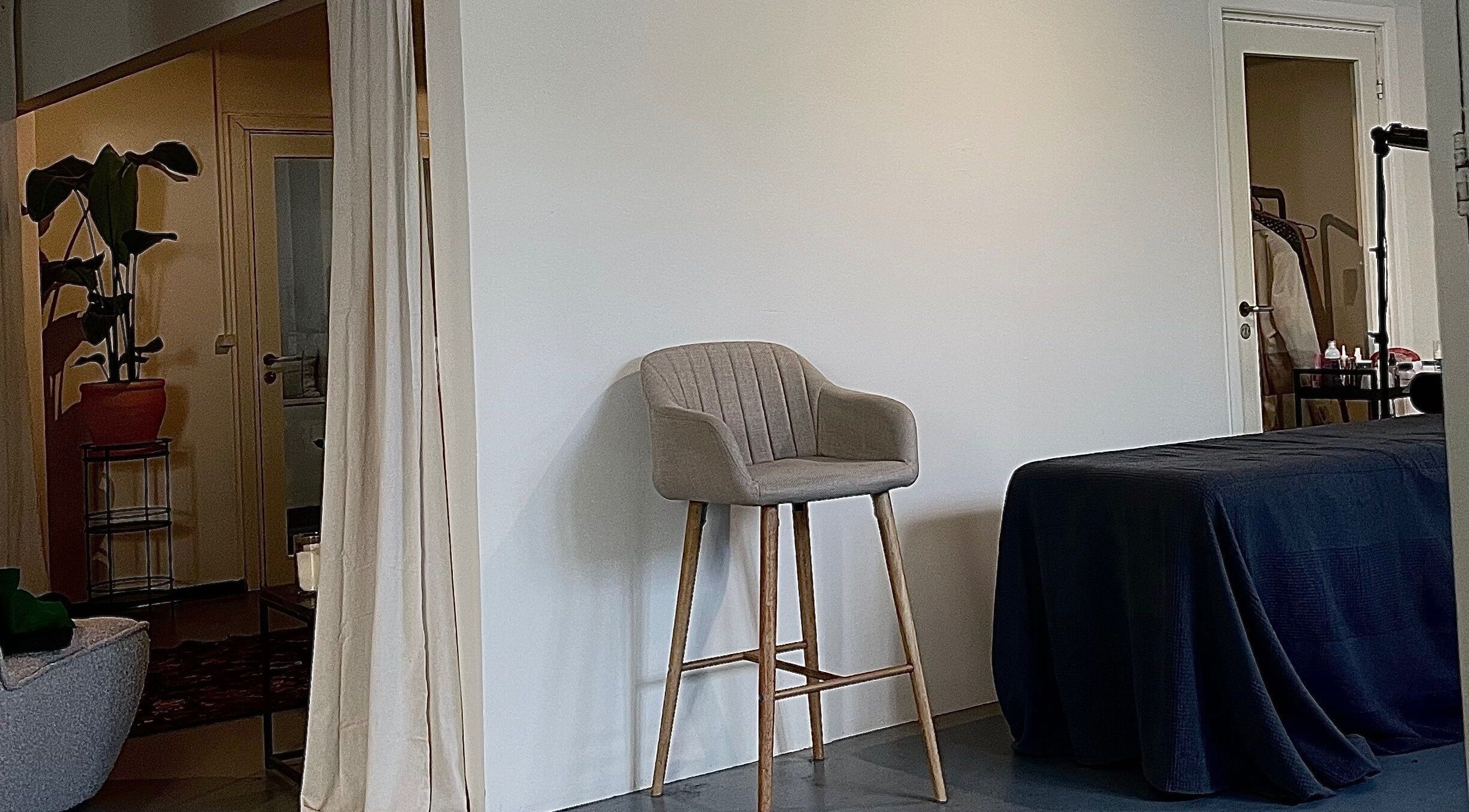 Elegant treatment room at Yana Rykhalska, featuring a plush chair and massage table in København, Denmark, DK.