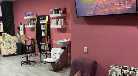 Pacos Salon image 3