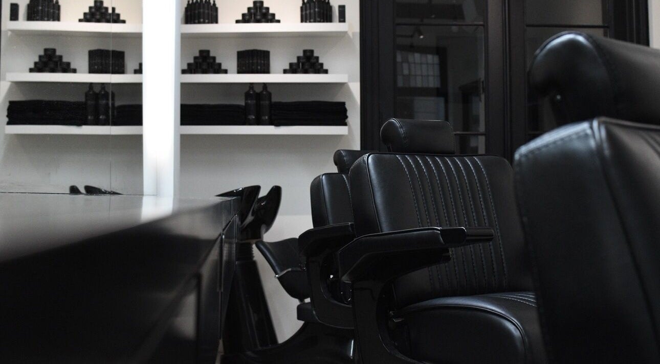 Modern black salon chairs at MENSPIRE Maastricht, Limburg, NL, showcasing luxury and comfort.