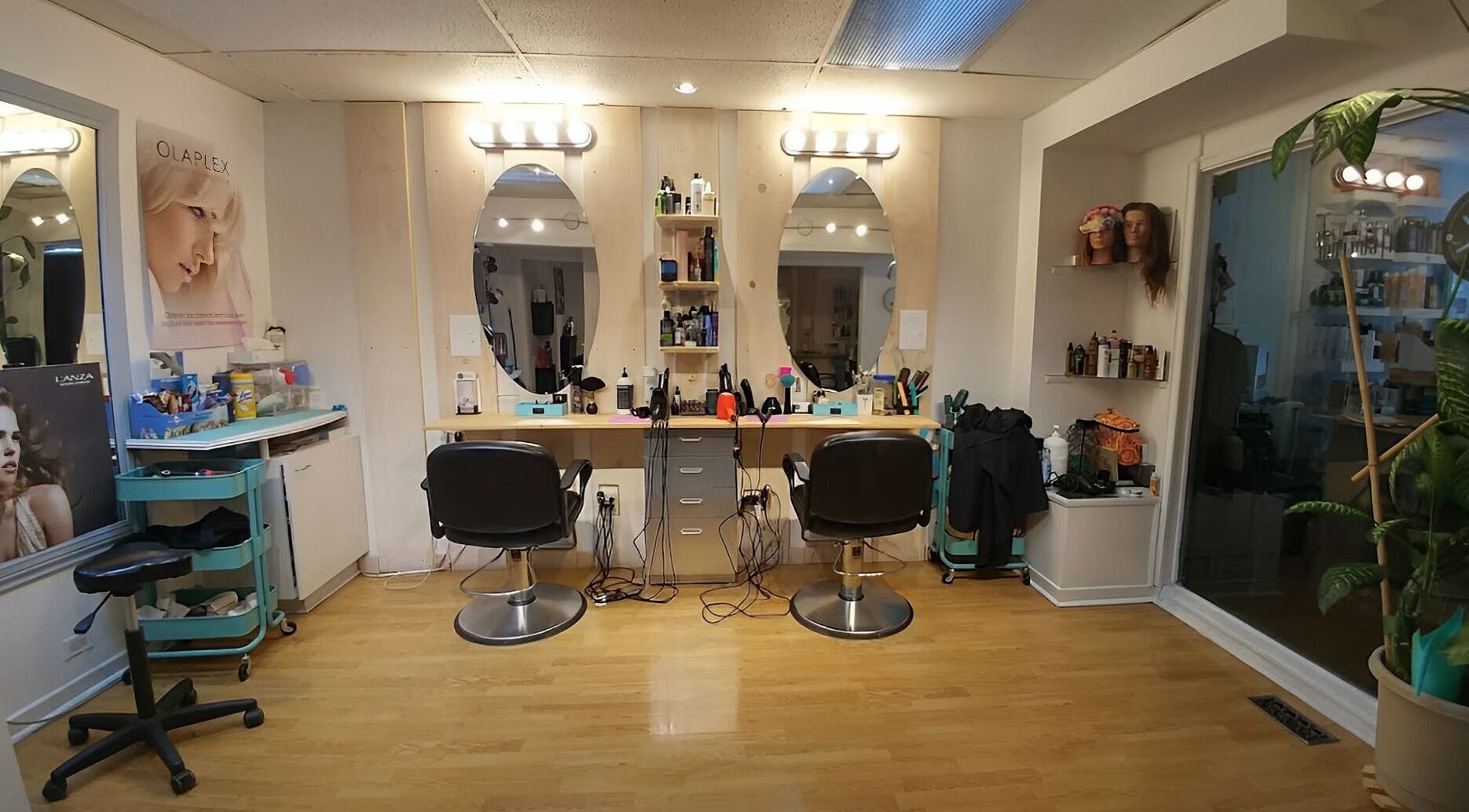 Interior of Steph.Cho @ Mesh Coiffure in Montréal, Québec, CA featuring styling chairs and mirrors.