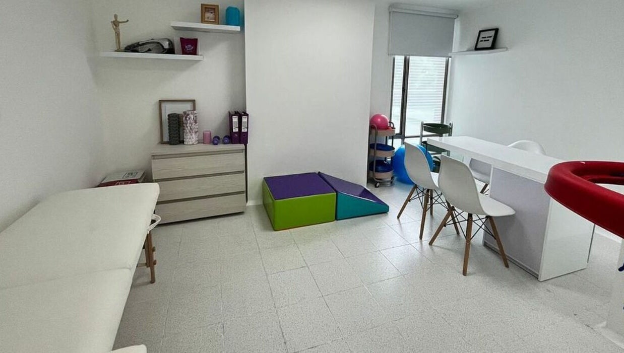 Sala de terapias en Fono-Care Bogotá, Bogotá, CO con muebles modernos y tonos relajantes.