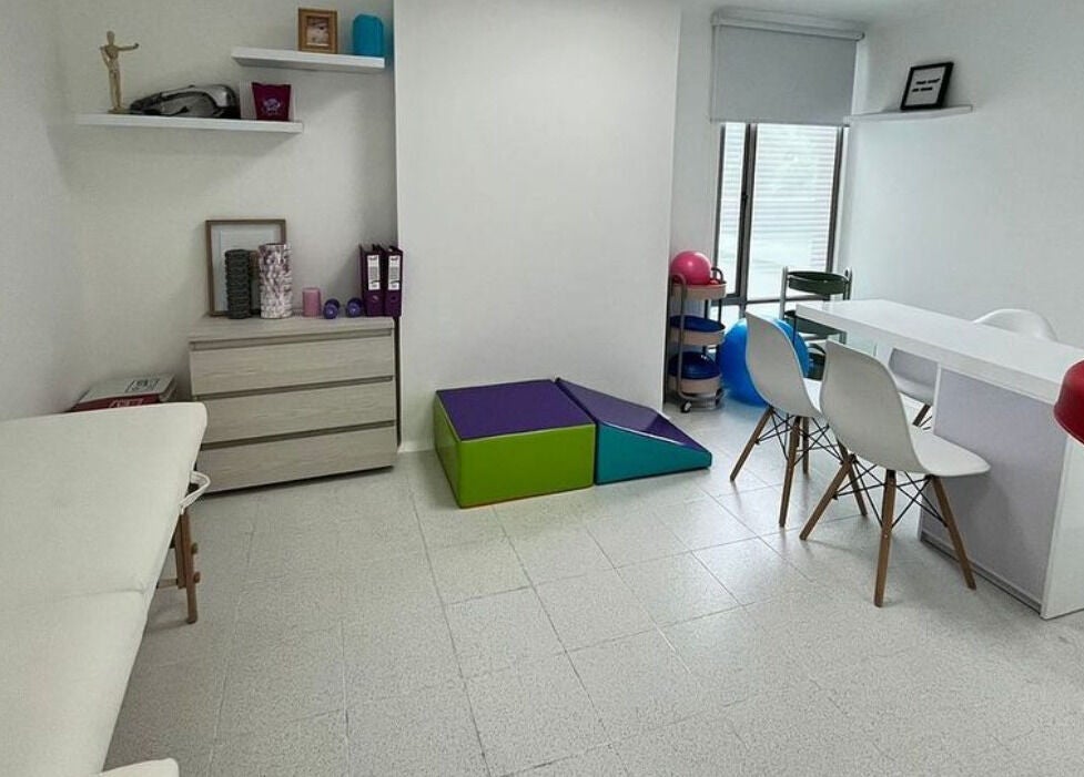 Sala de terapias en Fono-Care Bogotá, Bogotá, CO con muebles modernos y tonos relajantes.