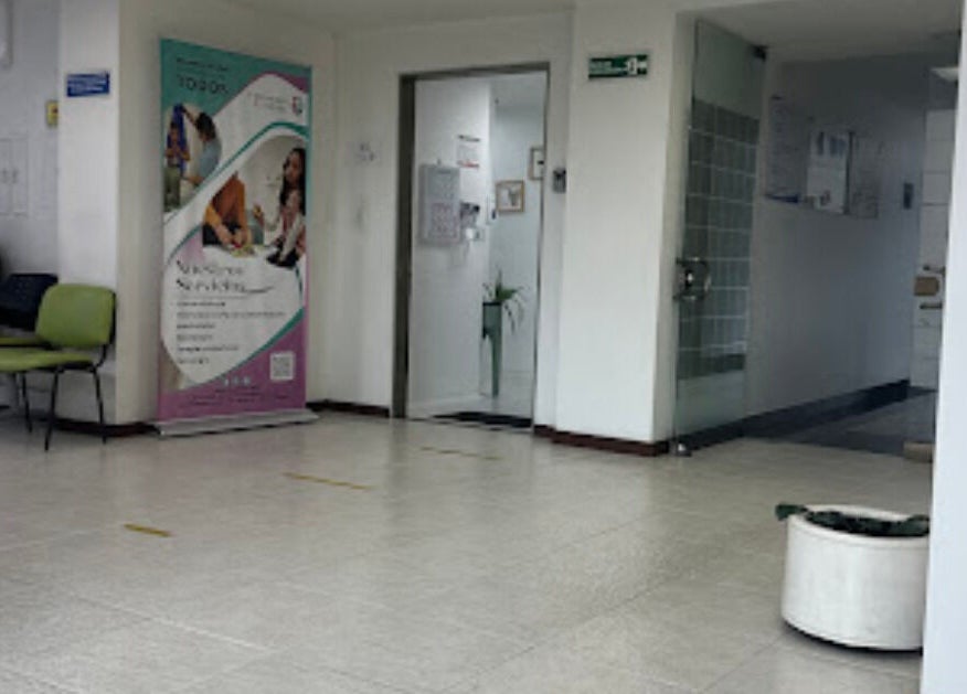 Interior moderno de Fono-Care en Bogotá, Bogotá, CO con área de espera y plantas decorativas.