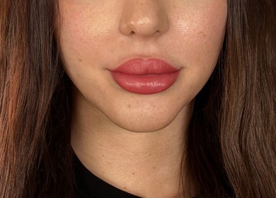 Close-up van roze getinte lippen bij Beauty by Kristina in Gistel, Vlaams Gewest, BE.