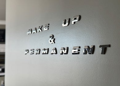 Glinsterende letters op muur bij Beauty by Kristina, Gistel, Vlaams Gewest, BE.